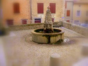 Fontaine place aux herbes4